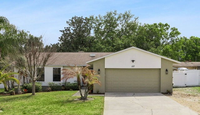 Quiet, Clean and Beautiful 3/2 Retreat Near Everything!