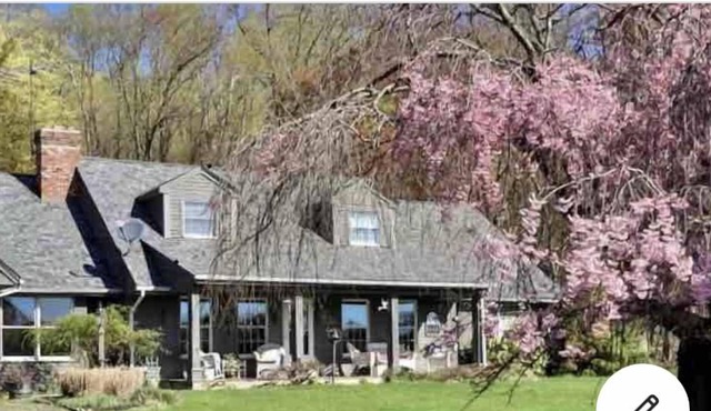 Quiet, cozy, 10 minutes to Ski Resorts, Legoland, and historic Warwick, NY.