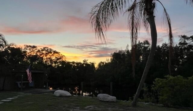 Quiet Getaway on the water with your own private dock. Close to Little Harbor