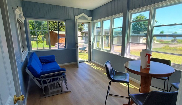 Quiet lakeview deluxe cottage borders bird santuary 250 feet from the beach. in Dunkirk