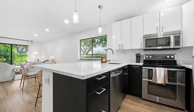 Quiet PGA Retreat: Bright, Modern Cottage Near World-Class Golf