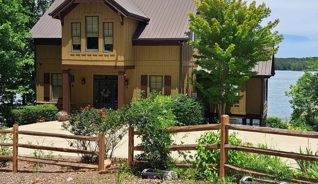Quiet Reflections Spacious 5-BR house with Outstanding Views, Sleeps 14