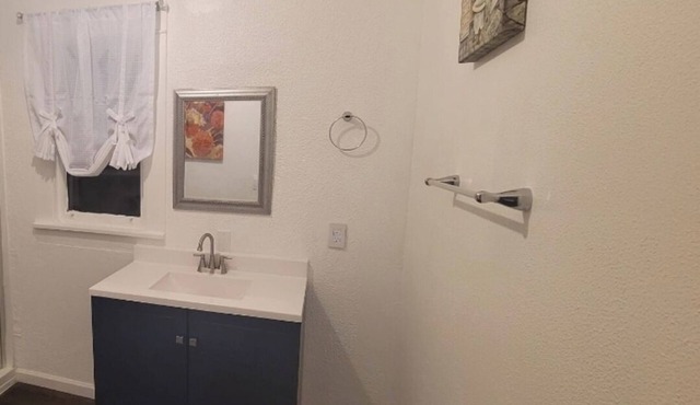 Quiet Room with Private Bathroom Near Hospitals