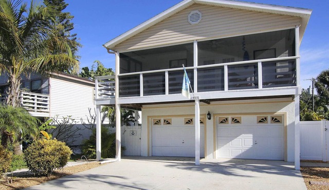 Rare Find! Sea Breeze Gulf Home. Heated Pool, steps to the Beach.