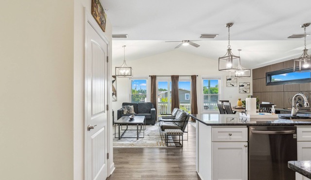 Raven's Nest - Mins to Beach Heated Pool & Pet Friendly