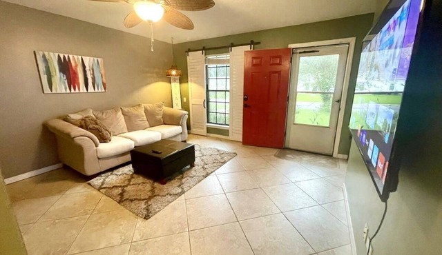 Red Door Bungalow-15 minutes to BEACH + Pet-Friendly!