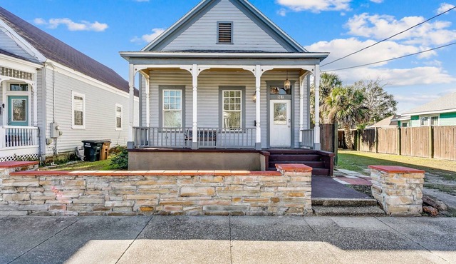 *Reduced Rates* - Minutes to Downtown Pensacola - Fully Fenced Yard - Free WiFi
