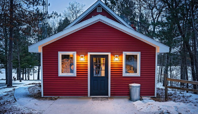 Refined Rustic: Designer Cabin for Golf and Fishing
