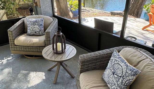 Relax on the beautiful Weeki Wachee River at the charming Seahorse River House!