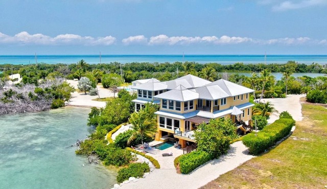 Relax on your Oceanfront villa on Seapalm island