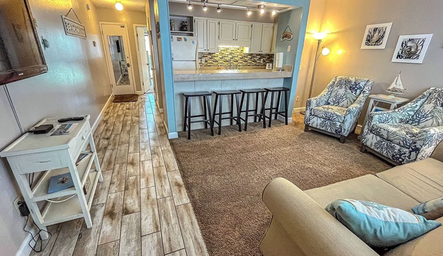 Relaxing 1Br Condo sleeps 4. Pool outside back door. Beach Access.