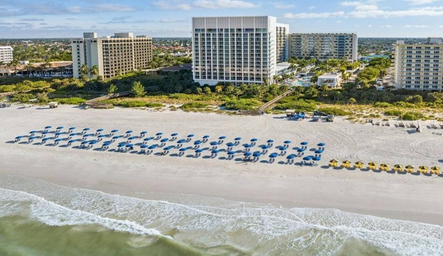 Relaxing 3-bedroom resort with AC in delightful Marco Island