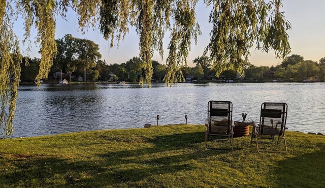 Relaxing Lakefront Cottage with Beautiful Views- 6 Kayaks + KING SIZE BED!