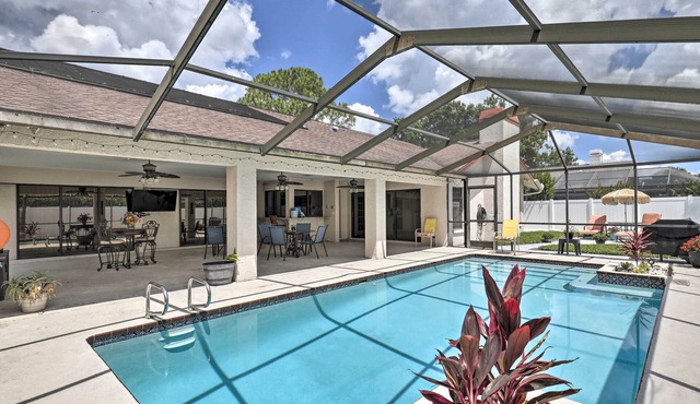 Relaxing Tampa Abode w/Screened Lanai & Pool