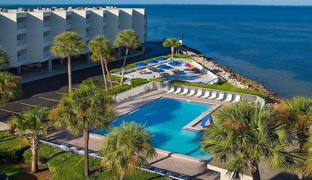 Relaxing Waterfront Condo Near Downtown Tampa and Tampa International Airport