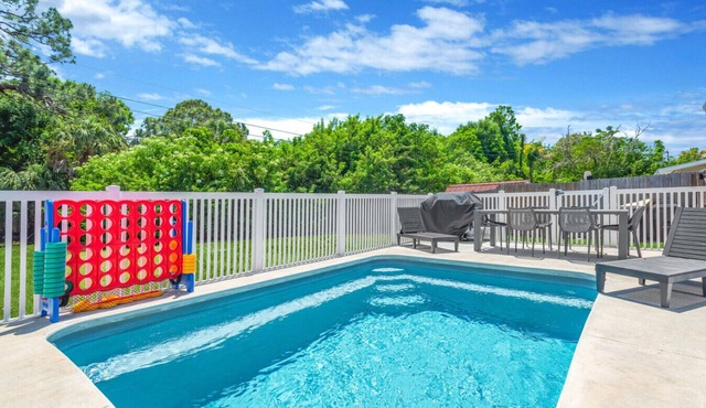 Remodel Home w/Heated pool, patio & gas grill