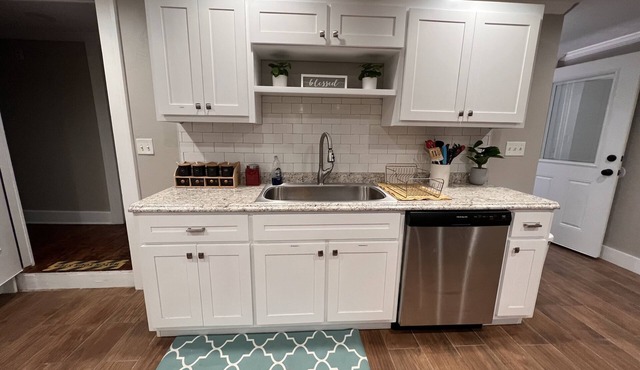 Remodeled and Convenient Downtown High Springs Retreat