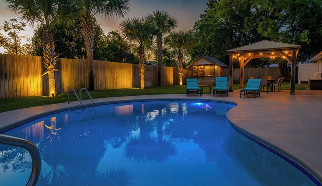 RENOVATED BEACH HOUSE WITH PRIVATE POOL. CLOSE TO THE BEACH! GAME ROOM!