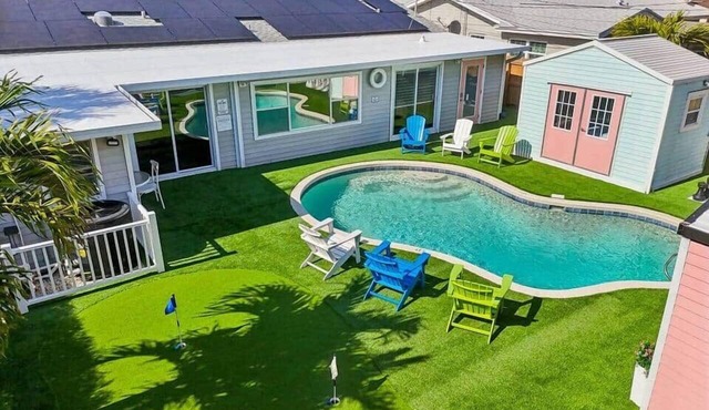 Resort Home + Pink Bungalow *7 Hole Putting Green