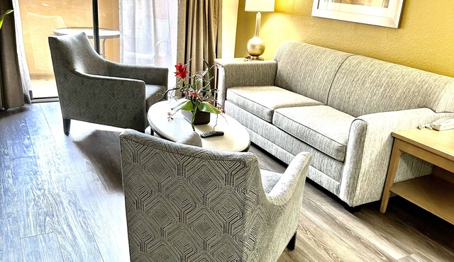 Resort vacation and living without resort prices! Family sized condo near Disney