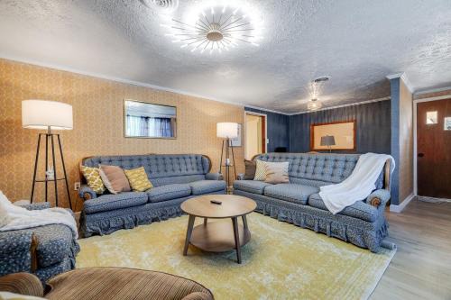 Retro! - 4BR Near Sav Airport