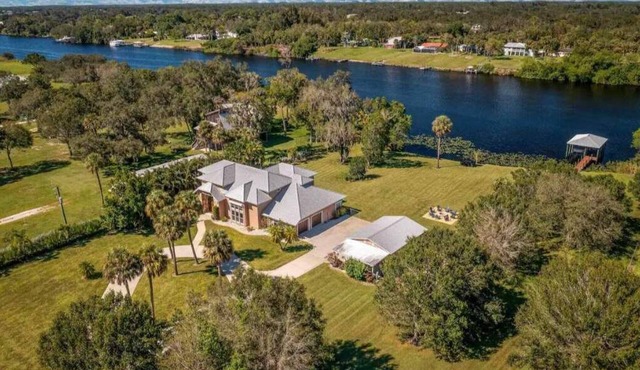River Bank Hideaway, "Go With The Flow" RIVERFRONT 3 Acres- "Heated Pool/Spa"