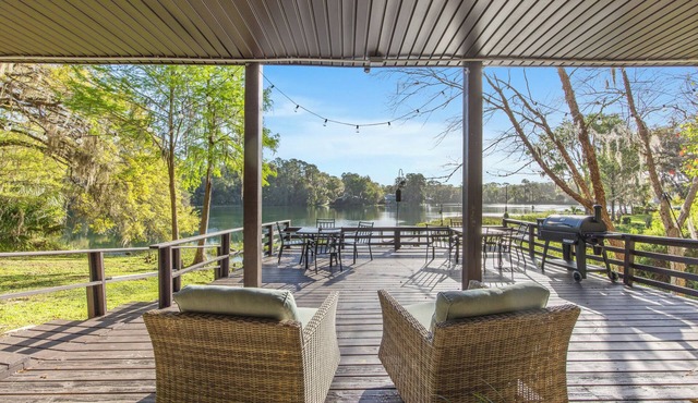Riverfront 4-bedroom dog-friendly home on Blue Cove and the Rainbow River