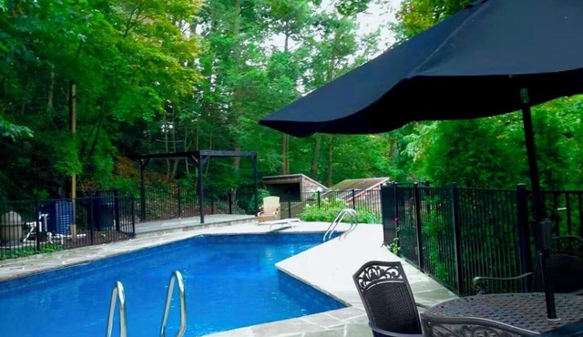Riverfront Cottage w/Heated Pool, Hot Tub & Fireplace, 35 min to NYC
