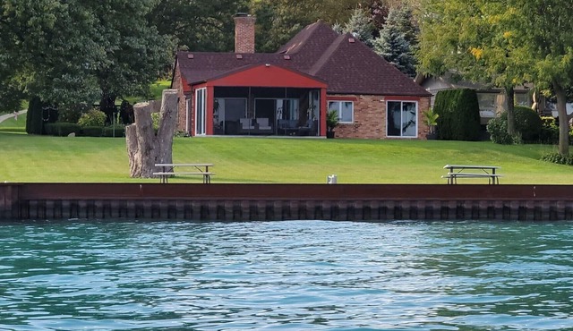 Riverfront home 4 Beds/2 baths and walking distance to downtown.