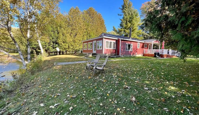 Riverfront Retreat | Fire, Sunroom, Kayaks, Tubes