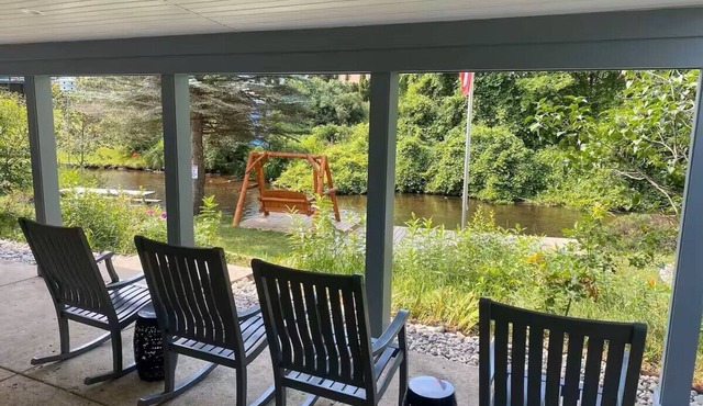 Riverfront & Walkable! Ausable Riverfront & Steps to Downtown Breweries/Shops