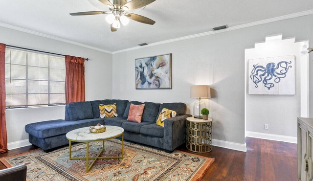 Riverside Heights Retreat |Sleeps 10 | Riverwalk