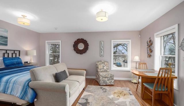 Riverview apt. in heart of downtown Saugatuck!