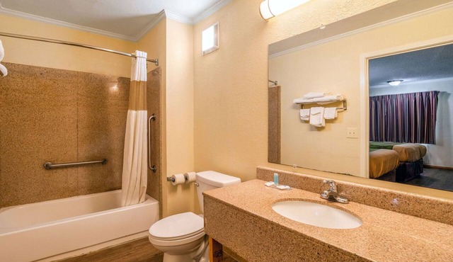 Rodeway Inn & Suites Fort Jackson