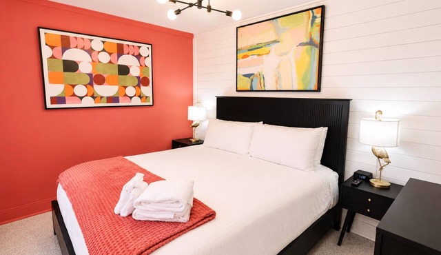 Roxy Riviera | Pink Retro Boutique Studio