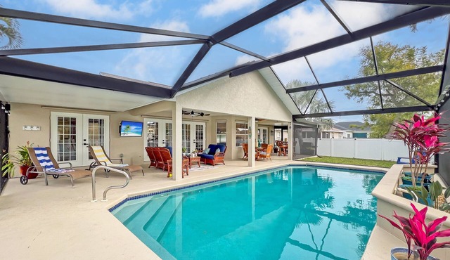 Ruby's Retreat, heated pool, private oasis, fenced backyard