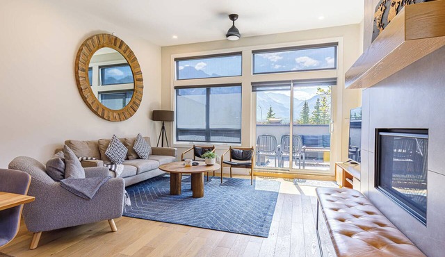 Rundleview - Impeccable Design and Private Hot Tub in Canmore