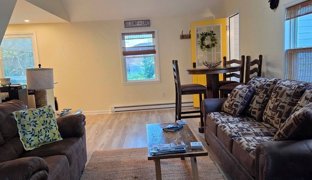 Rustic setting/modern conveniences, 12 miles from downtown Saratoga Springs. in Middle Grove