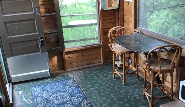 Rustic Treehouse on fabulous private boating, fishing and swimming lake in Mesick