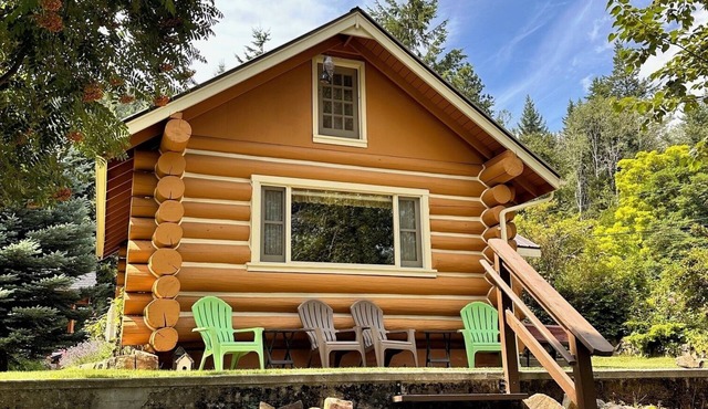 Rustic Waterfront Log Cabin in Kaslo