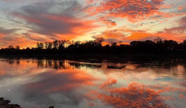 Rustic Waterfront 2 BR Cabin Stunning Sunset View! in Saint Joseph