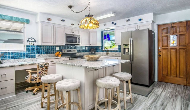 Salt & Seaglass - Large Screened Porch, Dock, Private Pool Club.