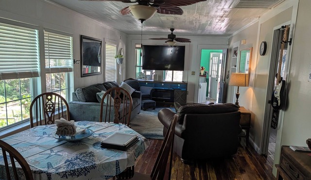 Salty Bay Escape private pool, dining, shopping and entertainment.