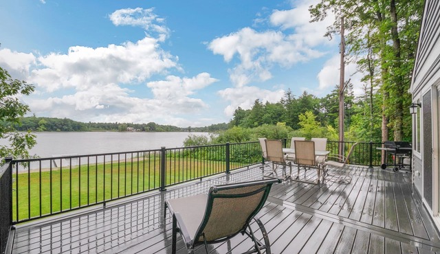 Sandyside: Summer Fun on Thomas Lake | Sandy Beach, Kayaks & Dock