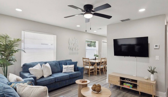 Sarasota Escape- Close to Beaches, IMG & Memorial Hospital