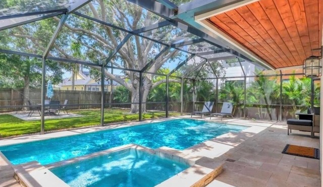 Sarasota Oasis w/pool,spa close to beaches,downtown. Weekly rental
