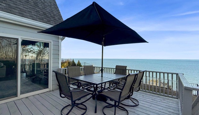 Scenic Gem: Waterfront View, Beach Access