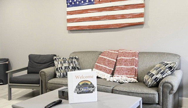 Schuss Mountain. 2 bedroom, 1.5 bath Sleeps 6. Pool Dog Friendly boat parking