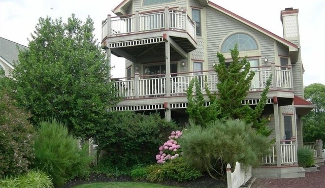 'Seabreeze on Sunset '. Peaceful Retreat. Top Level Ocean View. Two En-Suites.