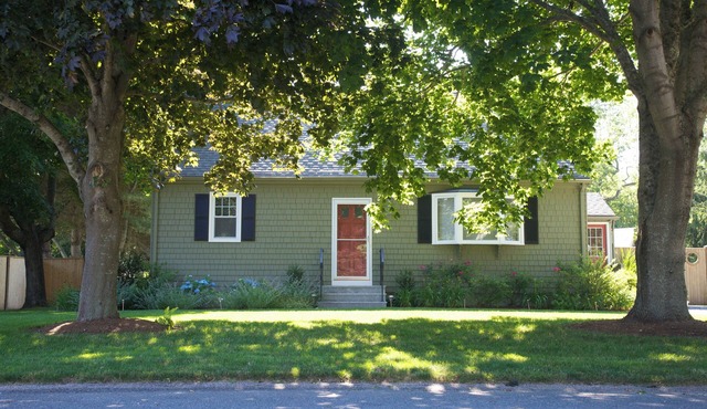 Secure Your Monthly Rental! Charming Cape in Green Hill 1.4 miles to Ocean/Beach in South Kingstown